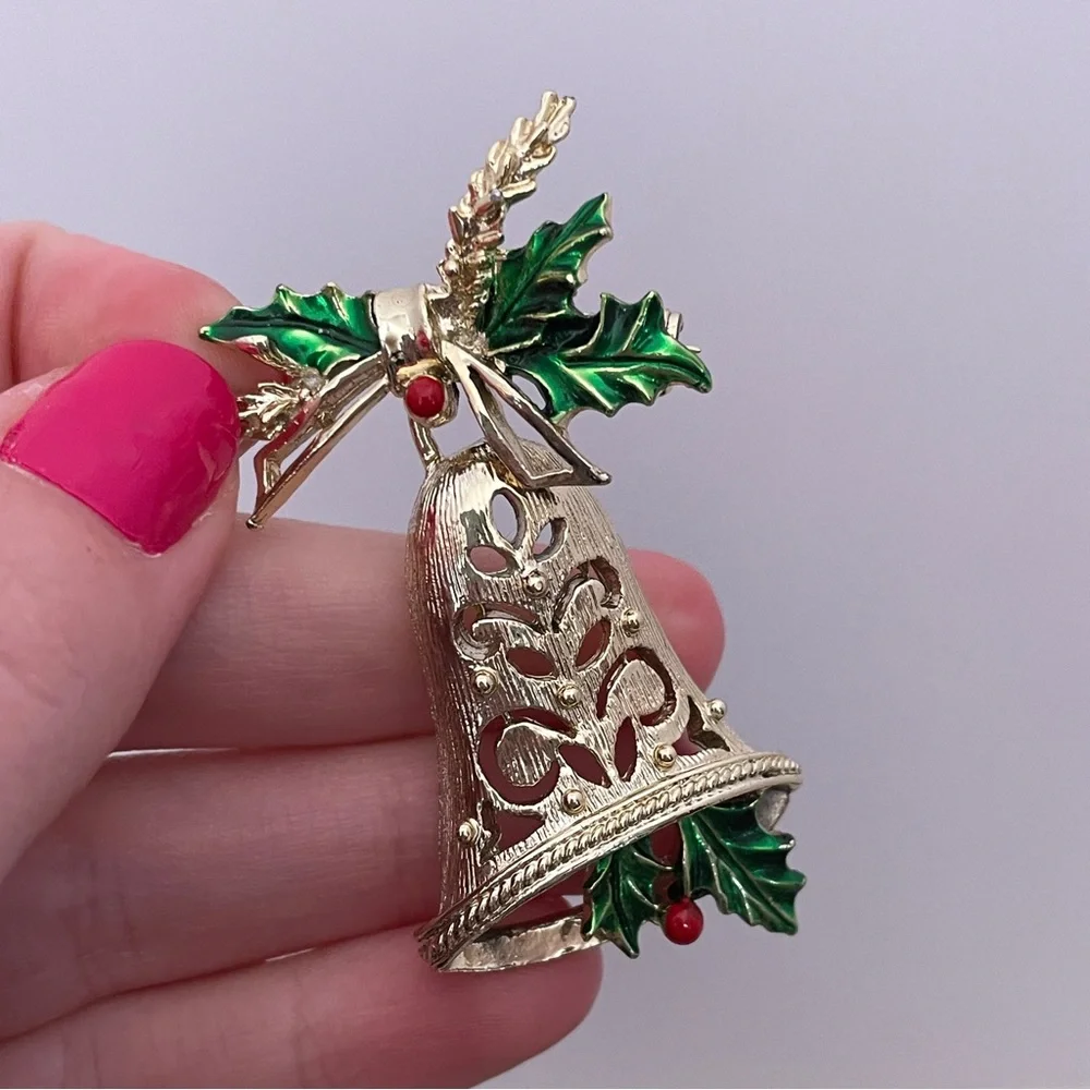 Vintage 80’s GERRY’S Christmas Holiday Winter Festive Cottage Bell Pin / Brooch